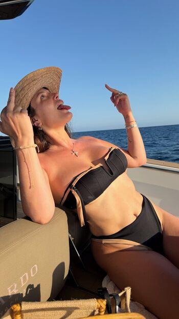 Bella thorne  page leaked private photo uncensored HD quality