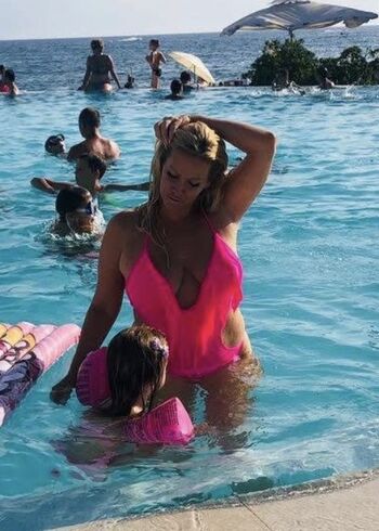 Domace matorke milf ex yu  page leaked private photo uncensored HD quality