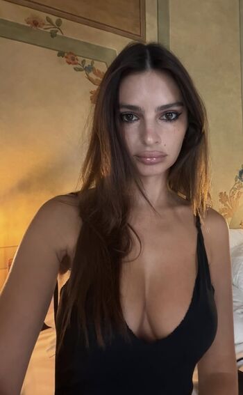 Emily ratajkowski  page leaked private photo uncensored HD quality