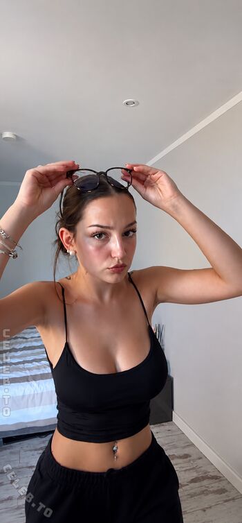 Hannahluisienne leaked private photo uncensored HD quality