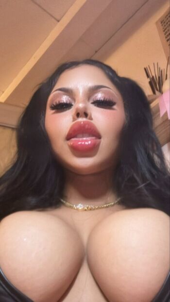 Iluvcinnie leaked private photo uncensored HD quality