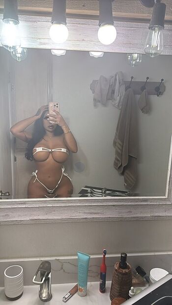 Iluvcinnie leaked private photo uncensored HD quality