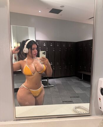 Iluvcinnie leaked private photo uncensored HD quality