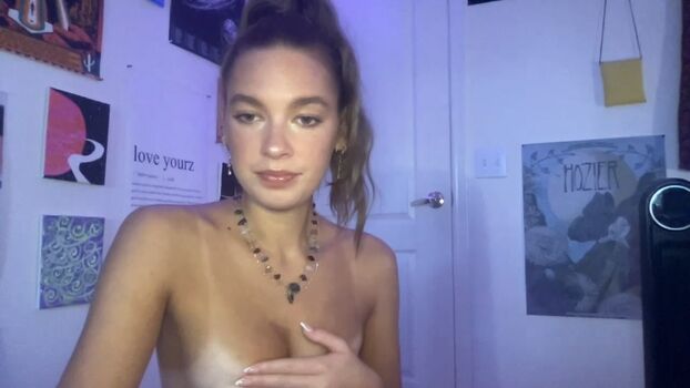 Izzyxoxo leaked private photo uncensored HD quality
