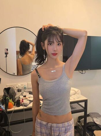 Jinnytty leaked private photo uncensored HD quality