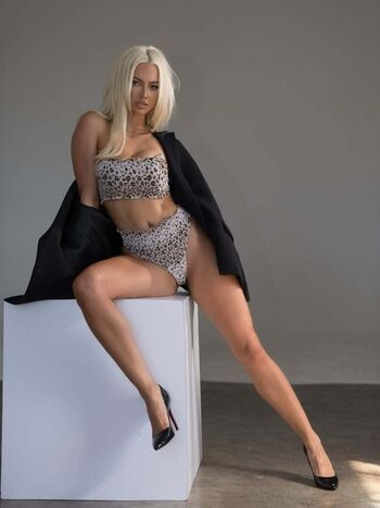 Lindsey pelas  page leaked private photo uncensored HD quality