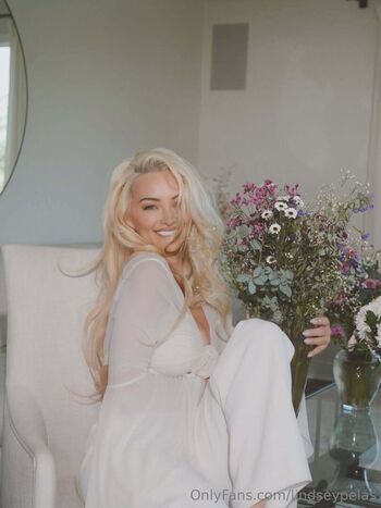 Lindsey pelas leaked private photo uncensored HD quality