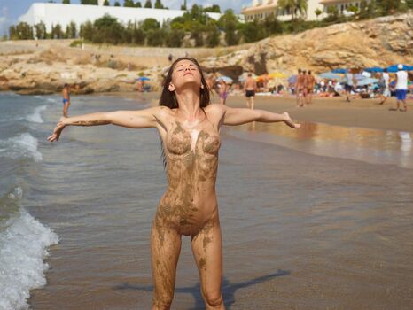 Little caprice  page leaked private photo uncensored HD quality