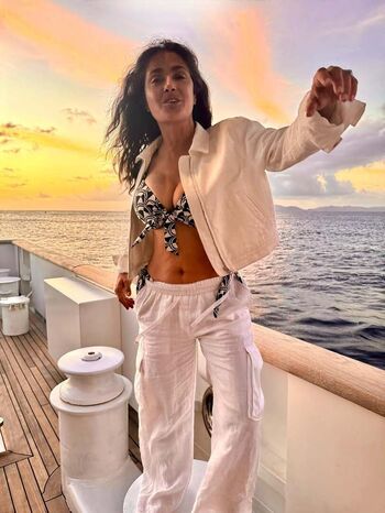 Salma hayek  page leaked private photo uncensored HD quality