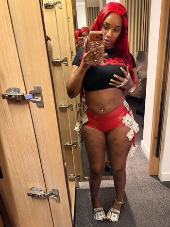 Sexxy red leaked private photo uncensored HD quality