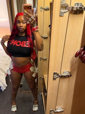 Sexxy red leaked private photo uncensored HD quality