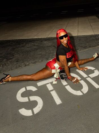 Sexxy red leaked private photo uncensored HD quality