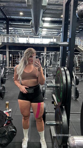 Strong and curvy women leaked private photo uncensored HD quality