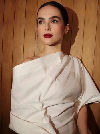 Zoey deutch page leaked private photo uncensored HD quality